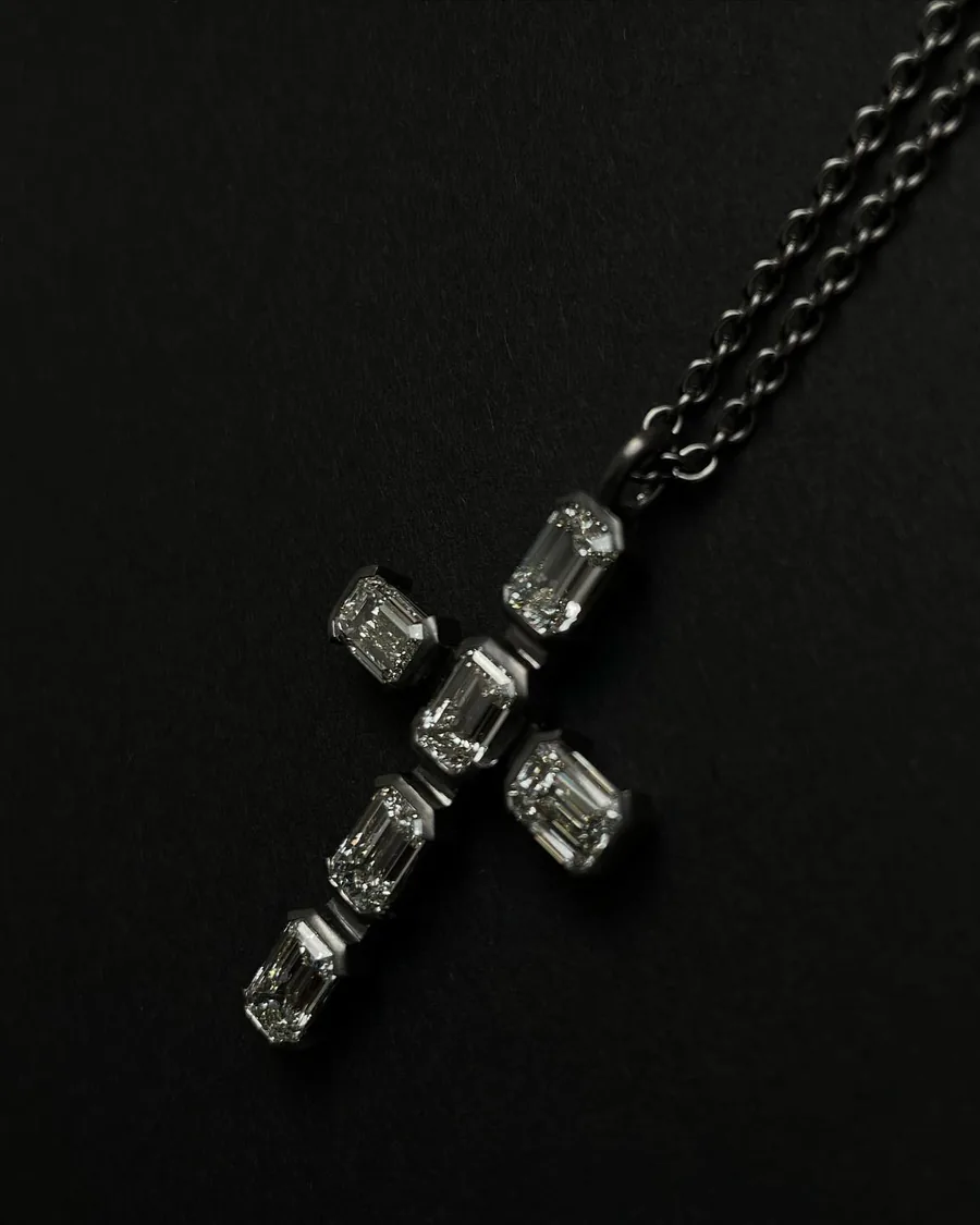 Anhänger: Diamanten im Smaragdschliff, Weißgold.