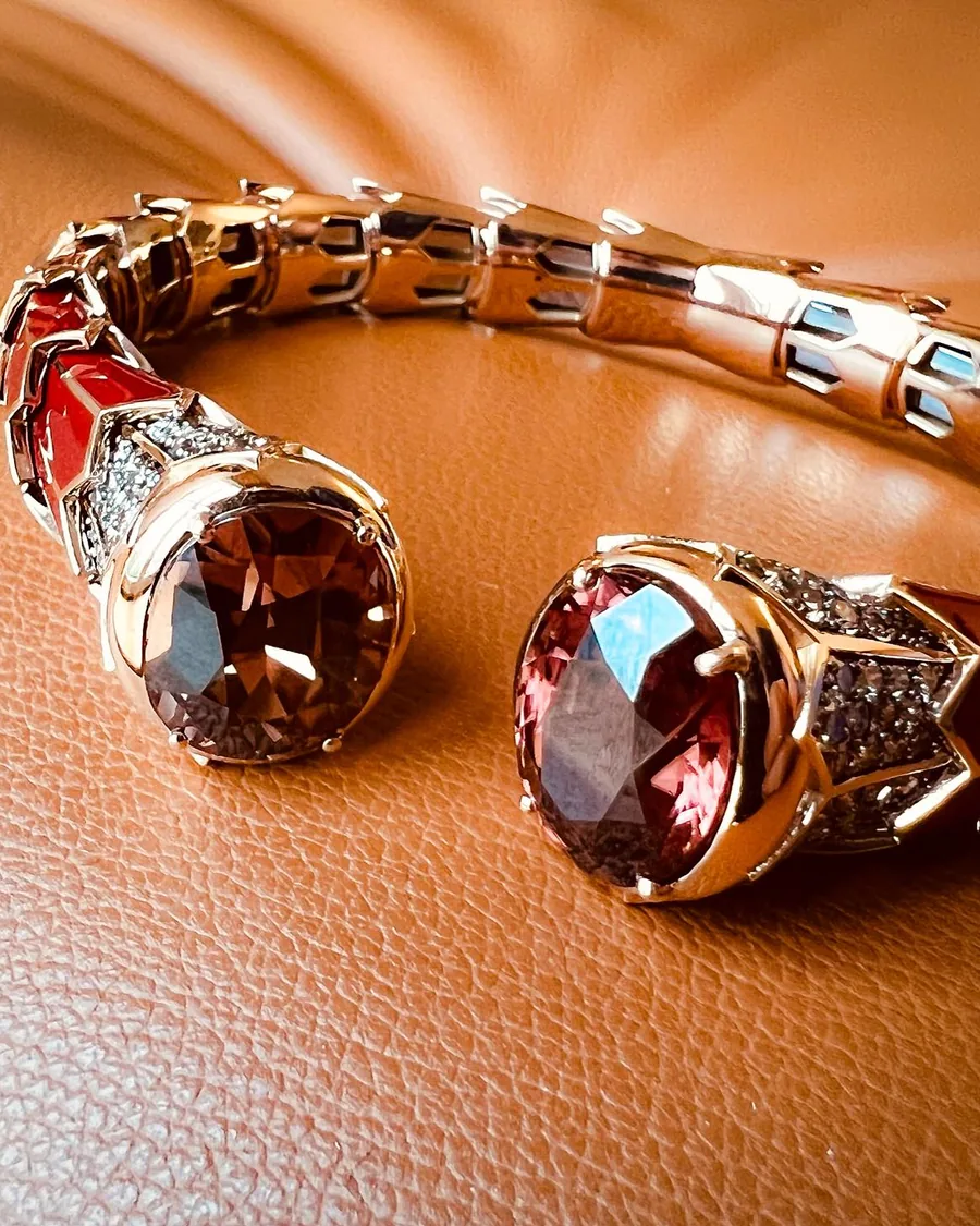 Armband: Flexible Manschette aus Roségold mit Emaille, zwei natürliche Zirkone, Diamanten.