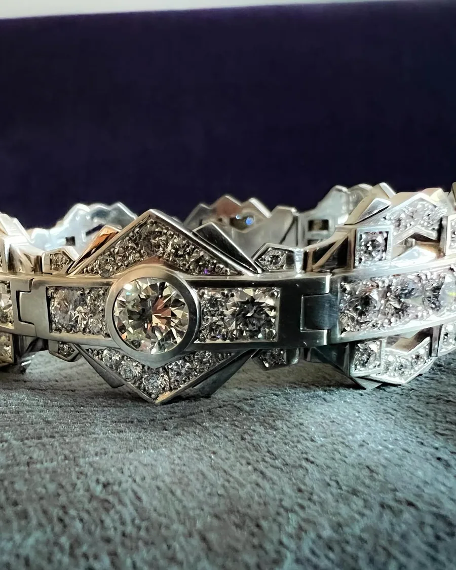 Armband: Diamanten aus dem Erbe der Kundin, ein zentraler Diamant, geometrische Fassung.