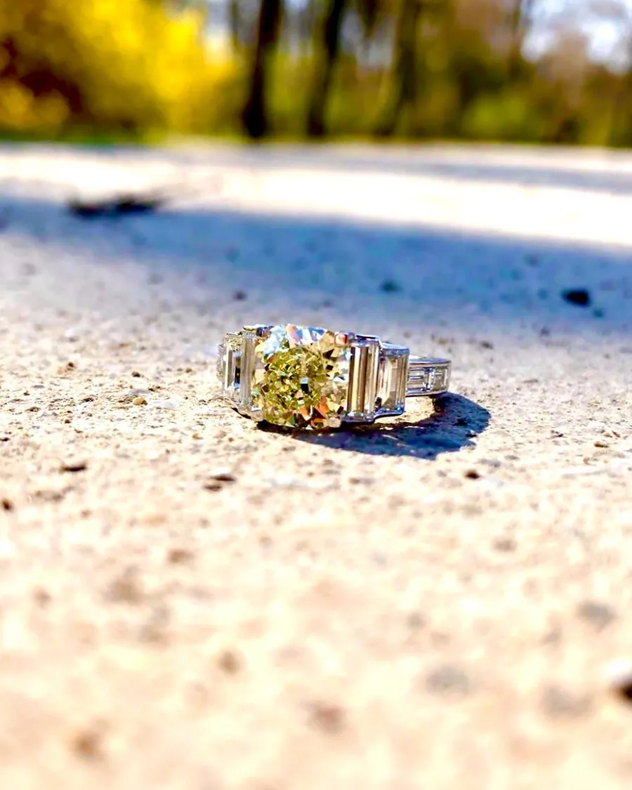 Verlobungsring: Fancy-Intense-Yellow-Diamant im Cushion-Schliff, Baguette-Diamanten.