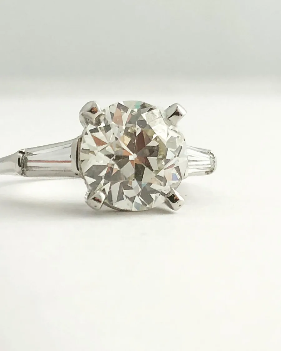 Ring: Old-European-Cut von 3,28 Karat, rund hundert Jahre alt, in seiner ebenso alten Art-déco-Fassung.