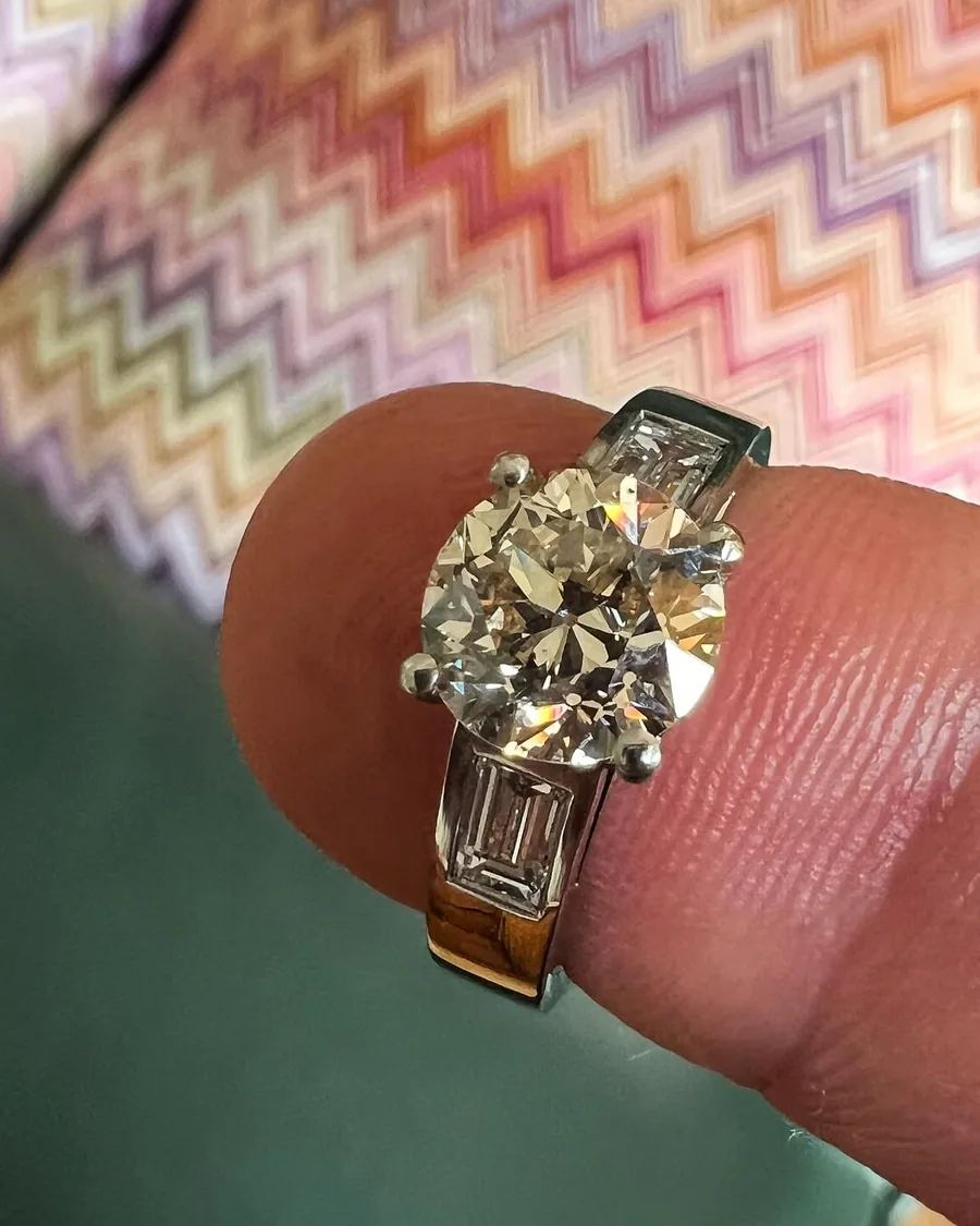 Verlobungsring: Old-European-Cut-Diamant mit zwei Baguetten in Platin.