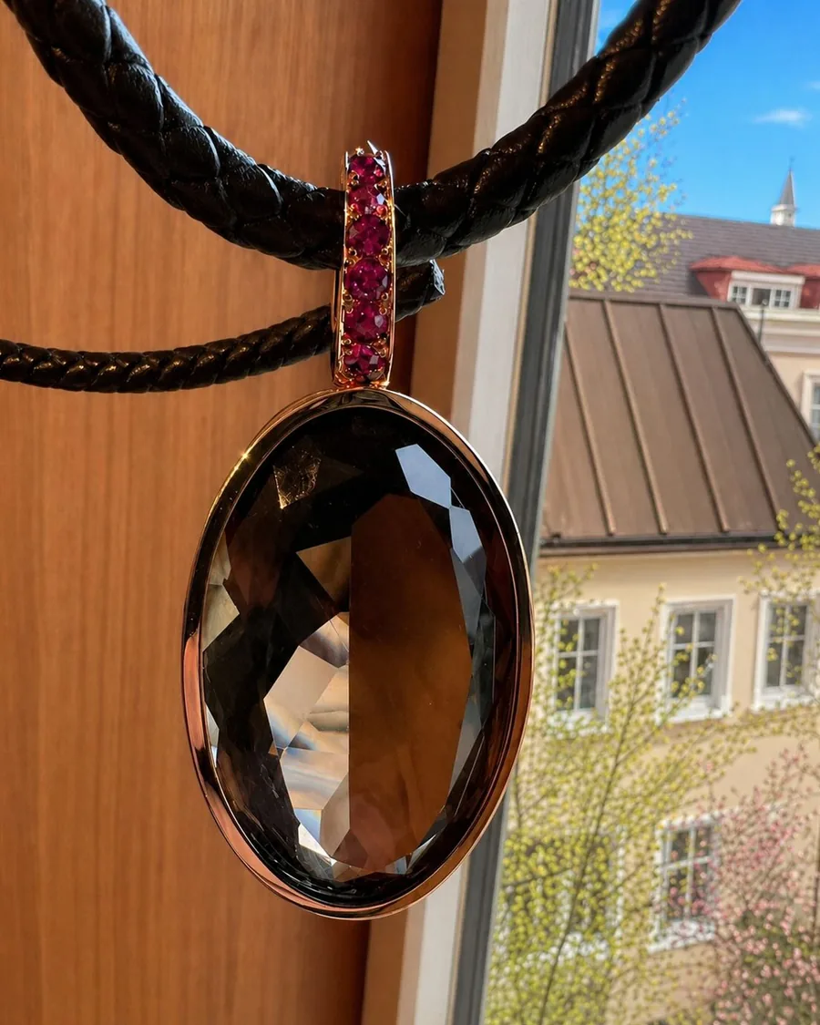 Anhänger: Ein großer ovaler Rauchquarz, darüber violette Granate in Roségold 750.