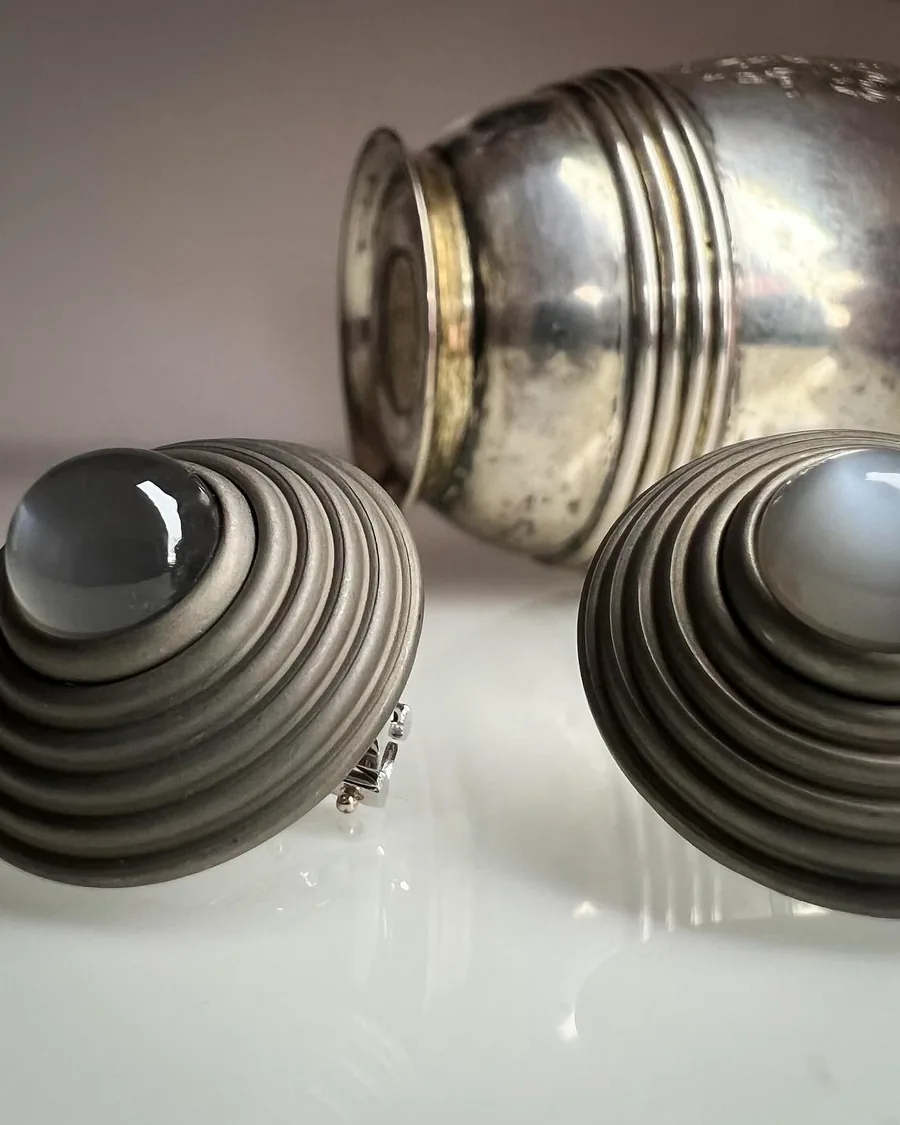 Ohrringe: Titan und Gold 750, in der Mitte ein handgeschliffener Cabochon.