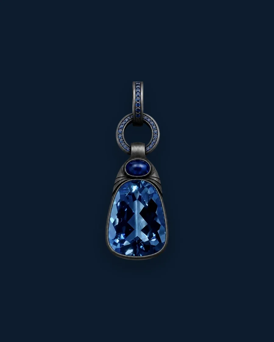 Anhänger: Aquamarin Santa Maria Africana, darüber ein Saphir-Cabochon, Saphire in der Öse – geschwärztes Gold.
