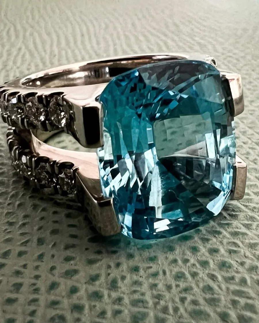 Ring: Blautopas in Platin.