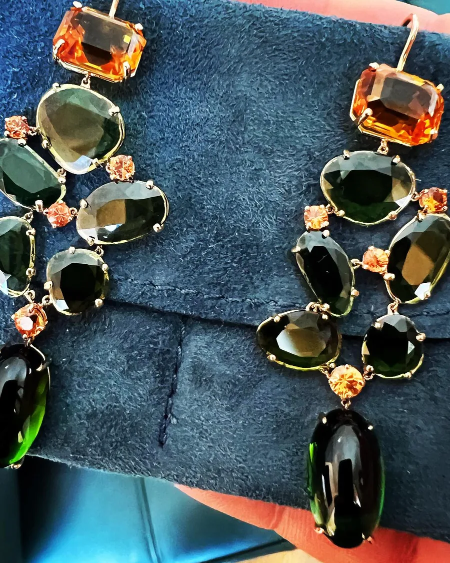 Ohrringe: Turmaline, Saphire und Citrine in Roségold.