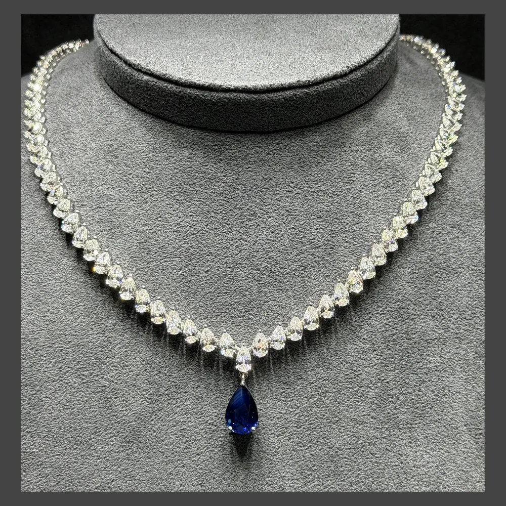 Diamantcollier, Mit Farbstein