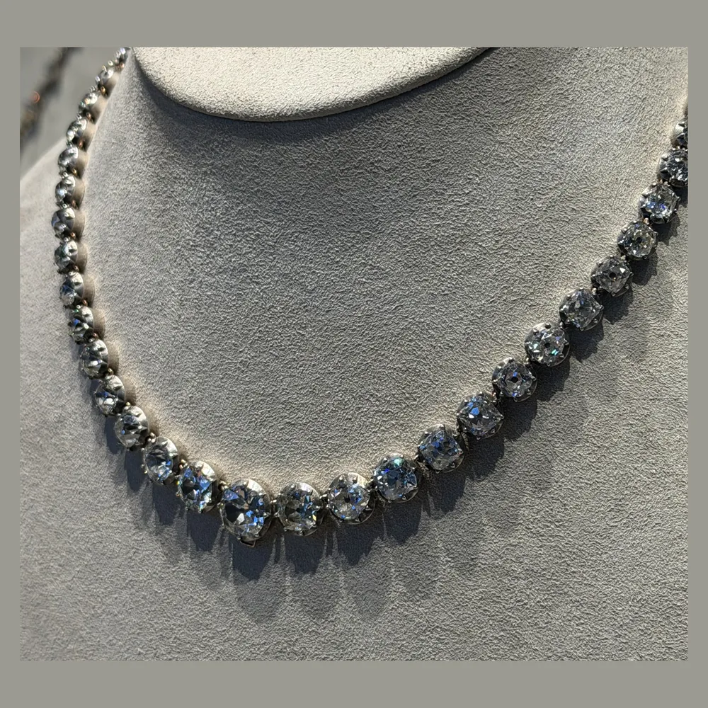 Rivière-Collier am Hals, gleichlaufende Reihe