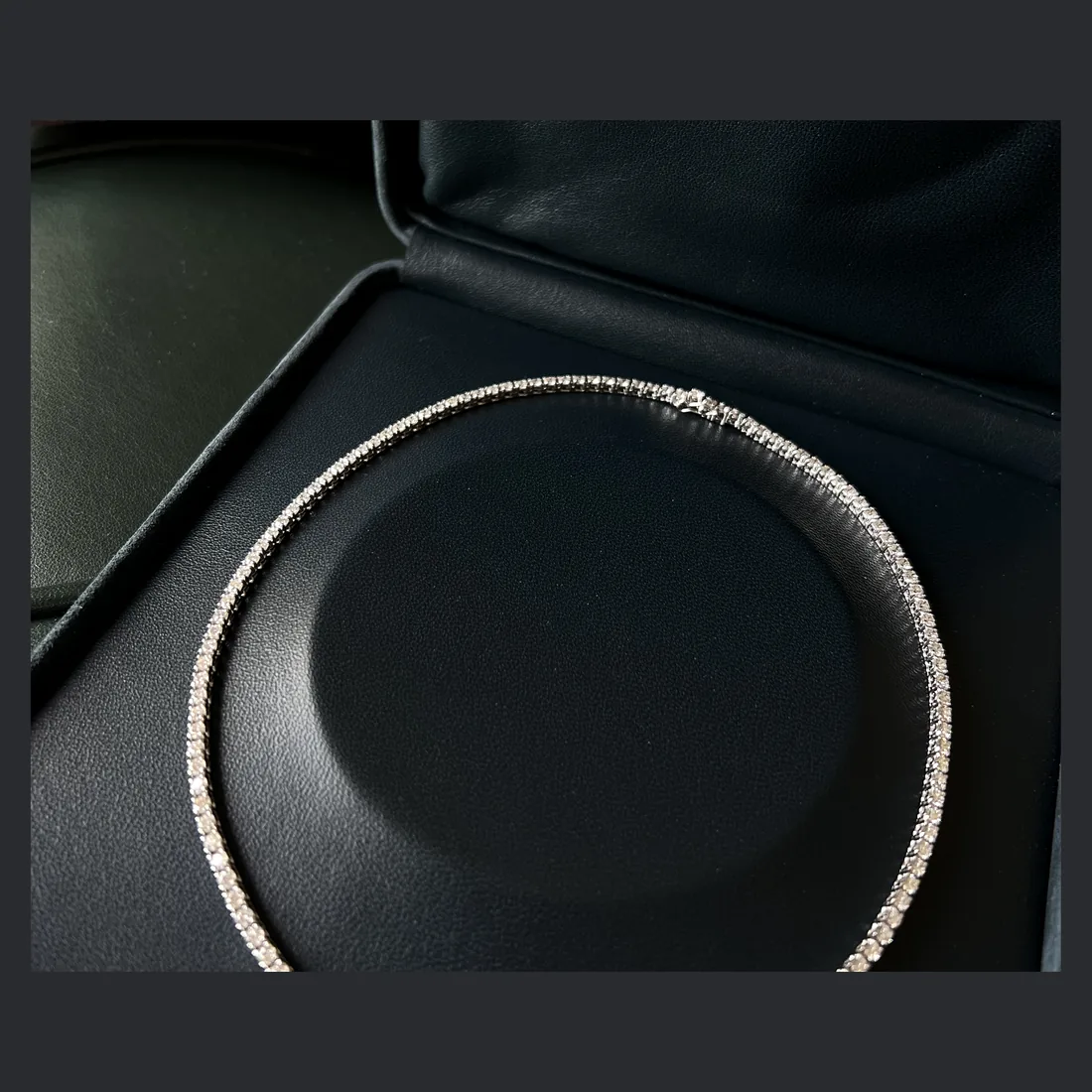 Rivière-Collier aus Weißgold mit gleichlaufender Brillantreihe in der MXHM-Schatulle