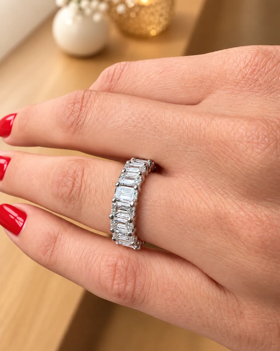 Band mit Baguette-Diamanten an der Hand