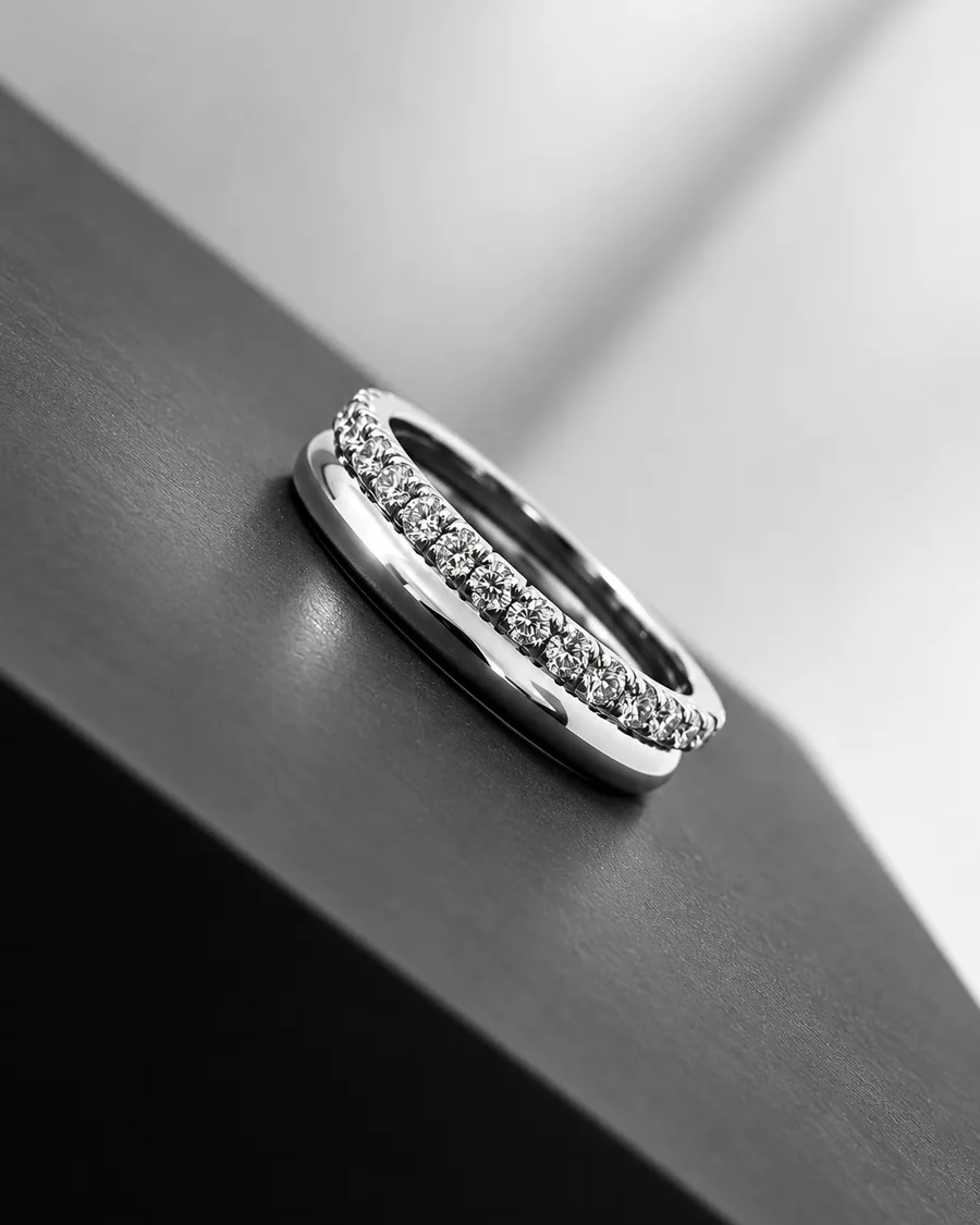 Weißgoldband mit Brillantreihe auf dunkler Kante