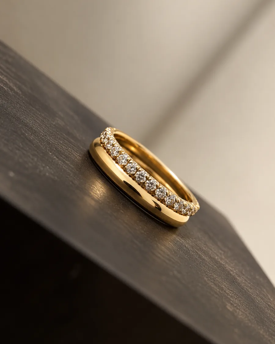 Gelbgoldband mit Brillantreihe auf dunkler Kante