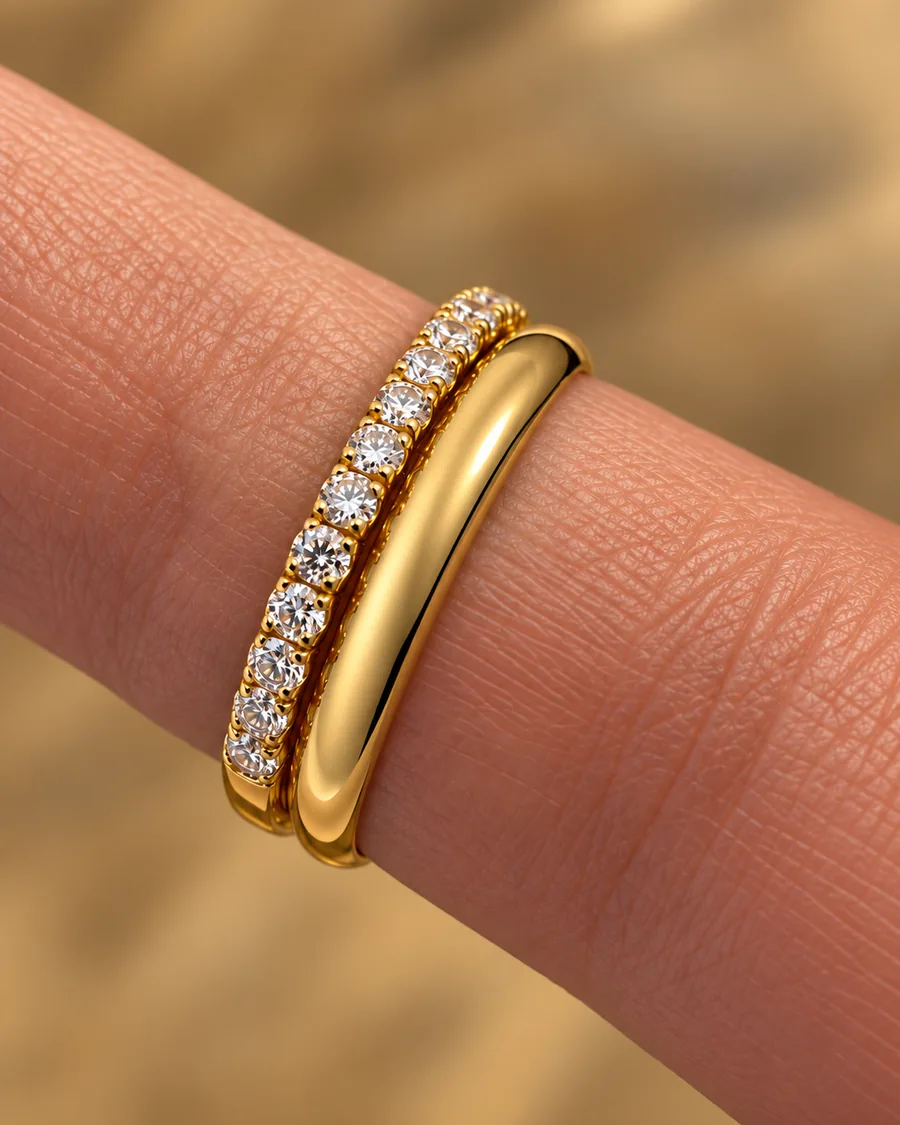 Glattes Gelbgoldband neben Brillantband