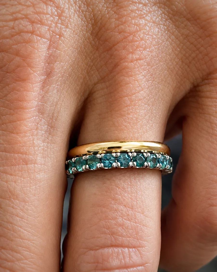 Gelbgoldband mit Memoire-Ring aus grünen Steinen