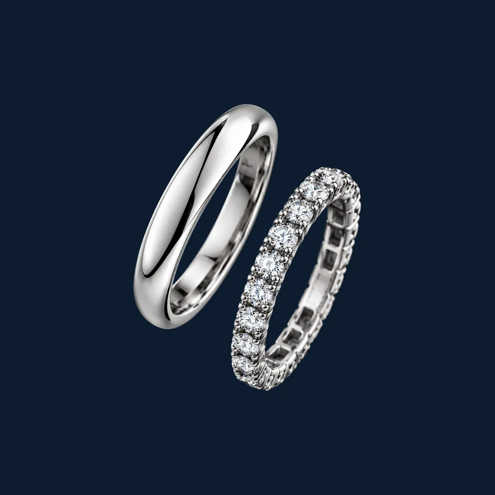 Glattes Weißgoldband und rundum besetzter Memoire-Ring