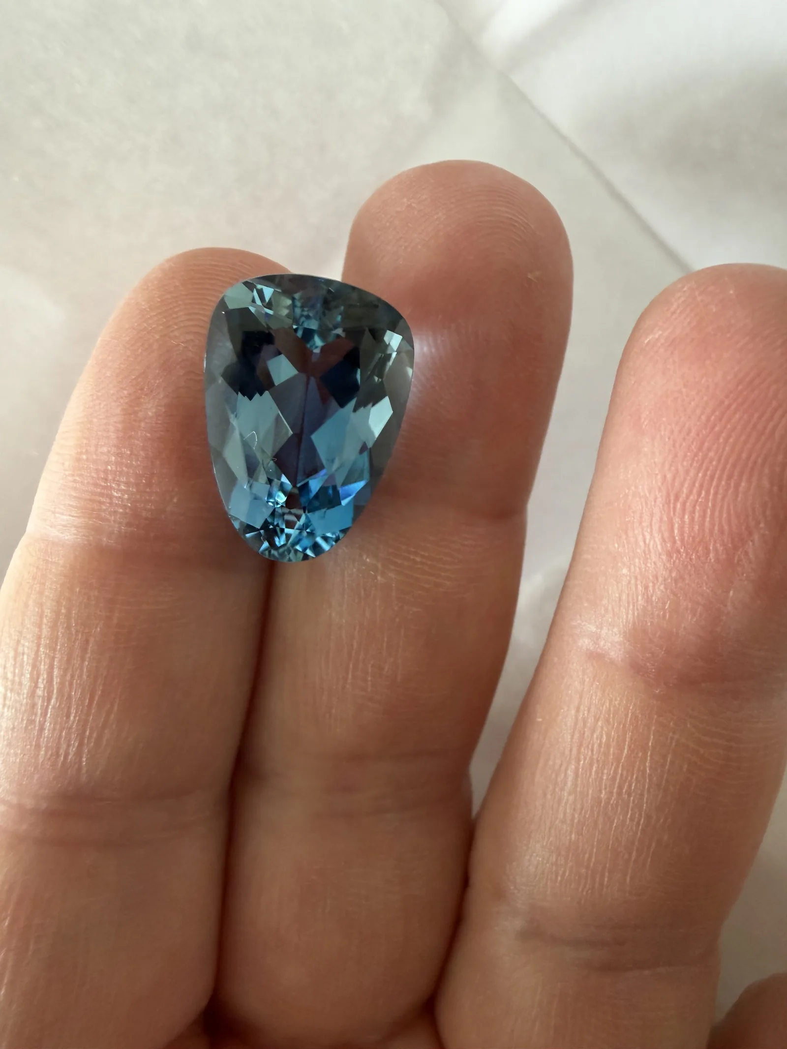 Aquamarin Santa Maria Africana, 11,46 Karat, kelchförmiger Schliff, auf der Hand