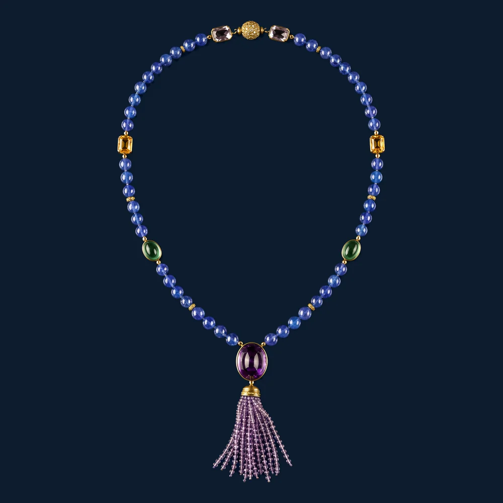 Mala La Haute: Tansanit-Kugeln mit Amethyst-Cabochon und Quaste