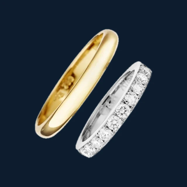 Glattes poliertes Goldband und Memoire-Ring mit Diamanten