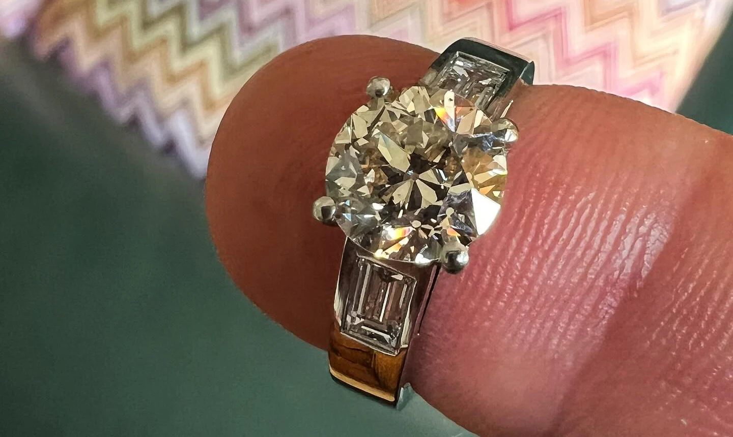 Verlobungsring mit Old-European-Cut-Diamant und Baguetten in Platin