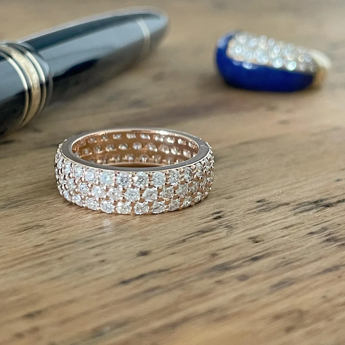 Dreireihiger Diamantring in hellem Roségold