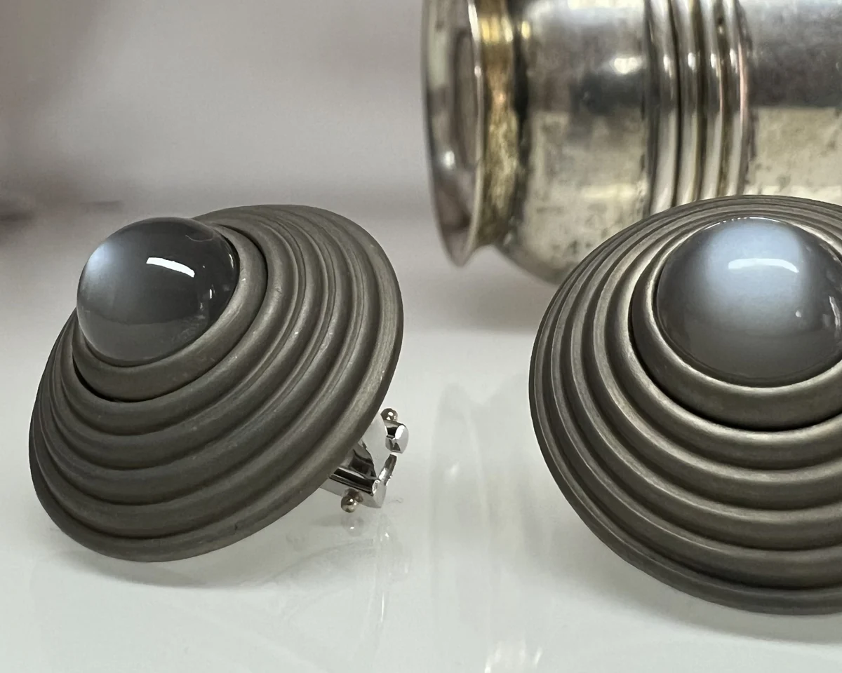 Dunkle Manschettenknöpfe aus geschwärztem Metall