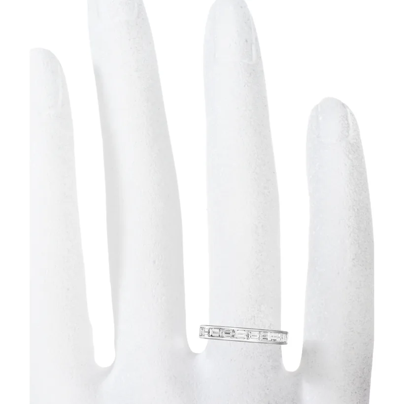 Memoire-Ring Baguette an der Hand, Größenvergleich