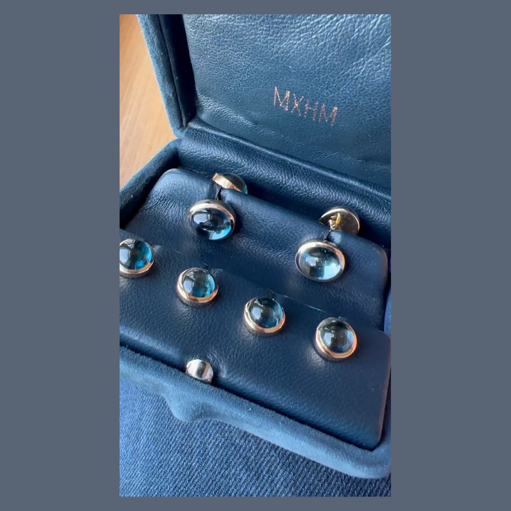 Frackgarnitur in der MXHM-Schatulle: Manschettenknöpfe und vier Hemdknöpfe mit
hellblauen Cabochons