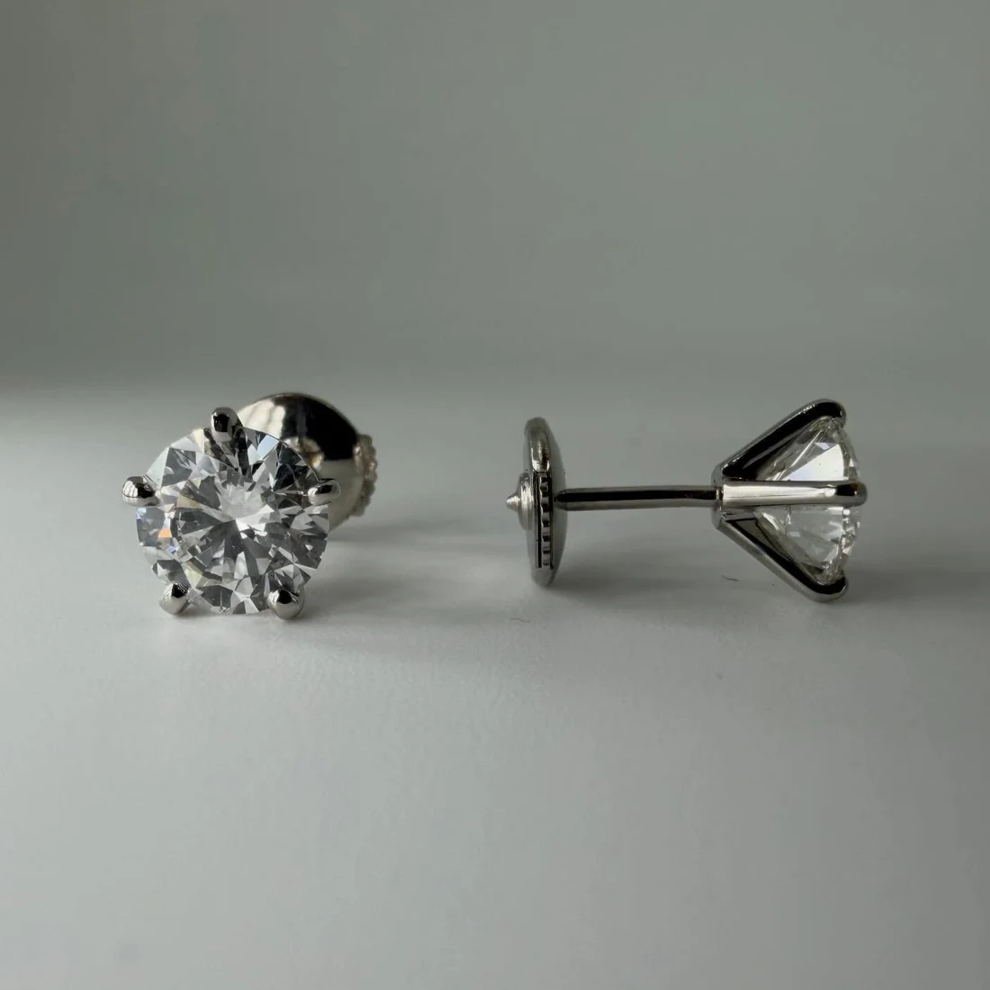 Diamant-Ohrstecker mit fünf Krappen in Y-Architektur, Draufsicht und Profil