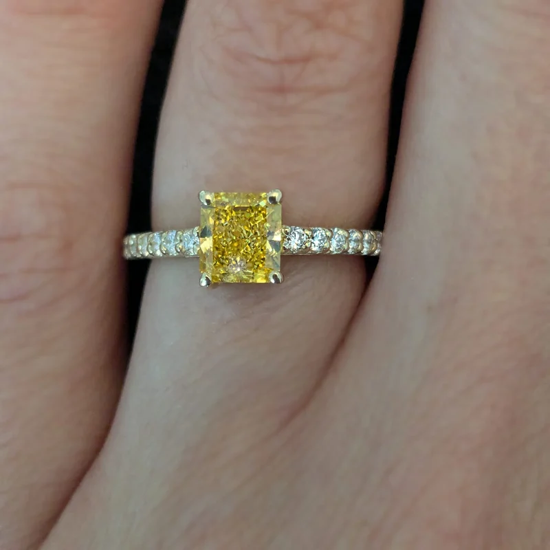 Fancy-Yellow-Radiant mit Pavé-Schiene, getragen