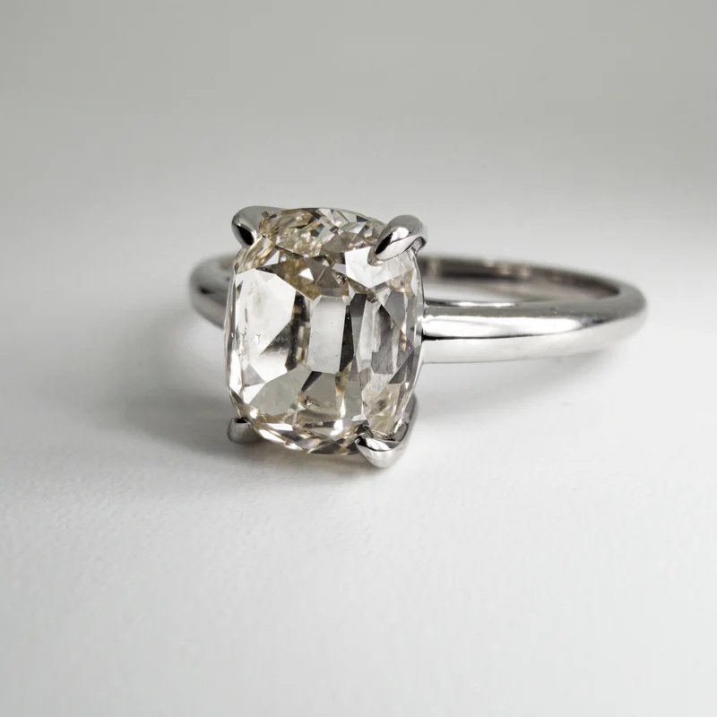 Old-Minor-Cut-Solitär in Platin