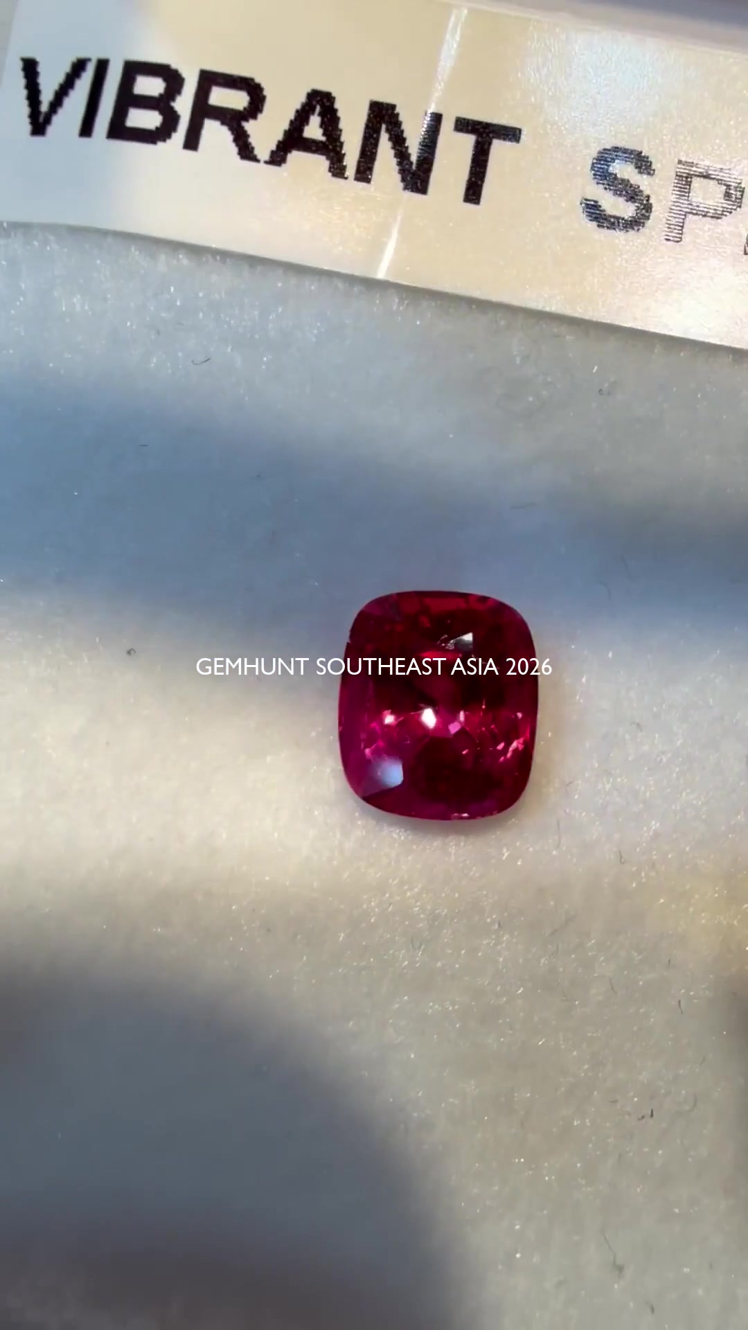 Vibrant Spinell im Cushion-Cut