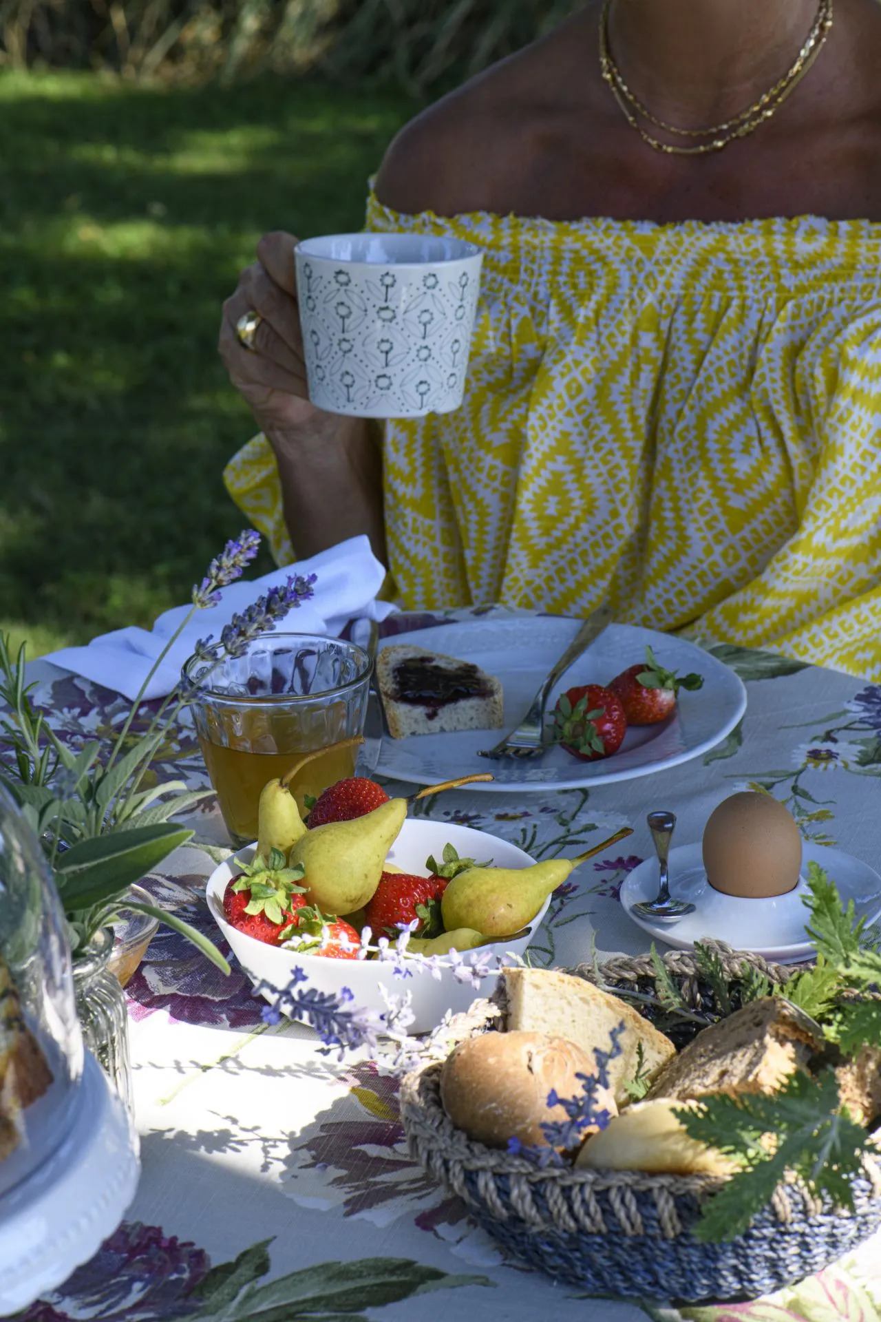 Frühstück im Garten der Tenuta del Fontino – Lavendel, frisches Obst und Gebäck in der toskanischen Morgensonne