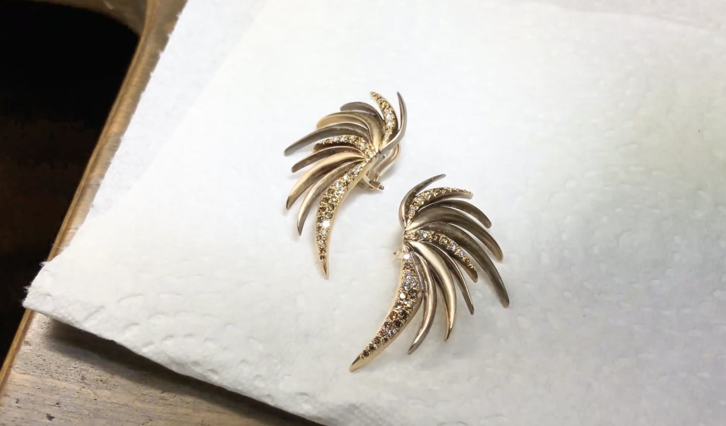 Fertige Ohrringe in Gold mit Diamanten – ein Statement-Piece von MXHM