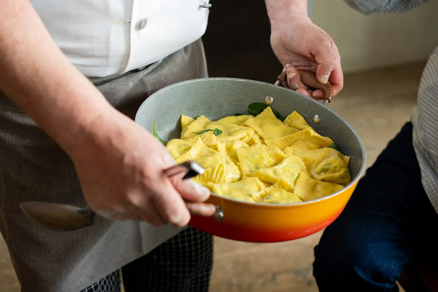 Frische handgemachte Ravioli in der Küche der Tenuta del Fontino – die Padrona kocht für ihre Gäste