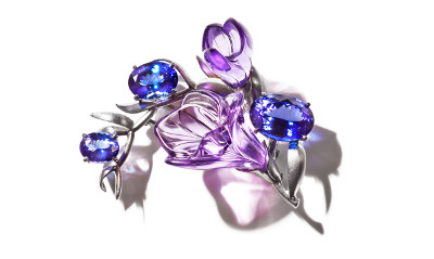 MXHM Brosche mit Tansaniten und geschnittenem Amethyst in Weißgold