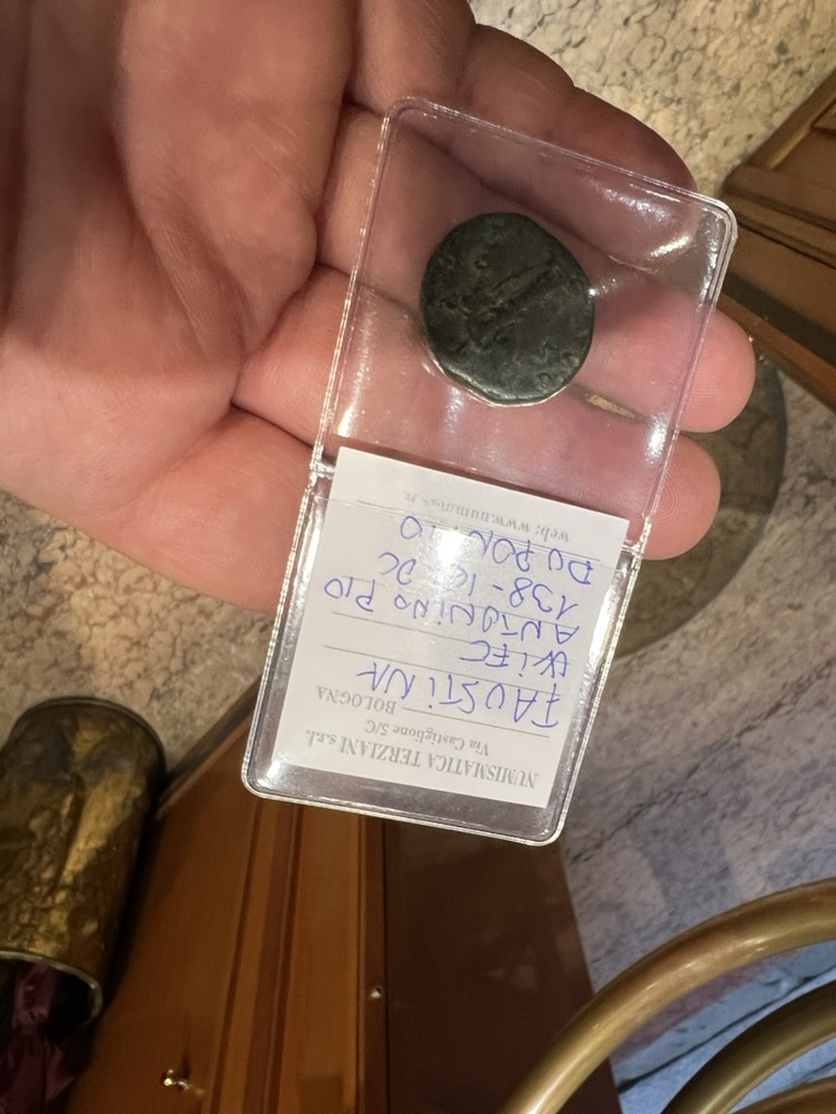 Römische Bronzemünze der Faustina mit dunkelgrüner Patina