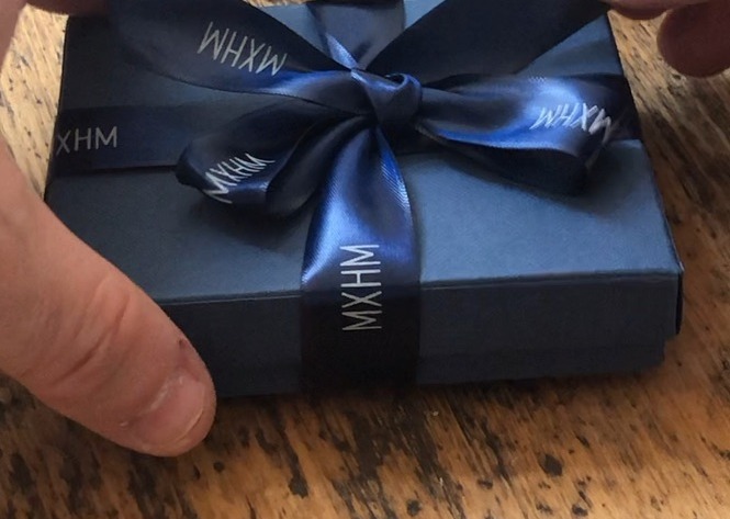 MXHM-Verpackung mit Schleife wird geöffnet