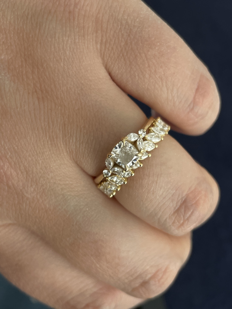 Gelbgoldring mit Cushion und Navetten, dazu passender Ehering mit gleicher Kontur