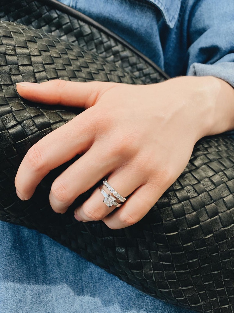 Altschliff-Solitär in Platin mit anliegendem Pavé-Ehering, gestackt am Ringfinger