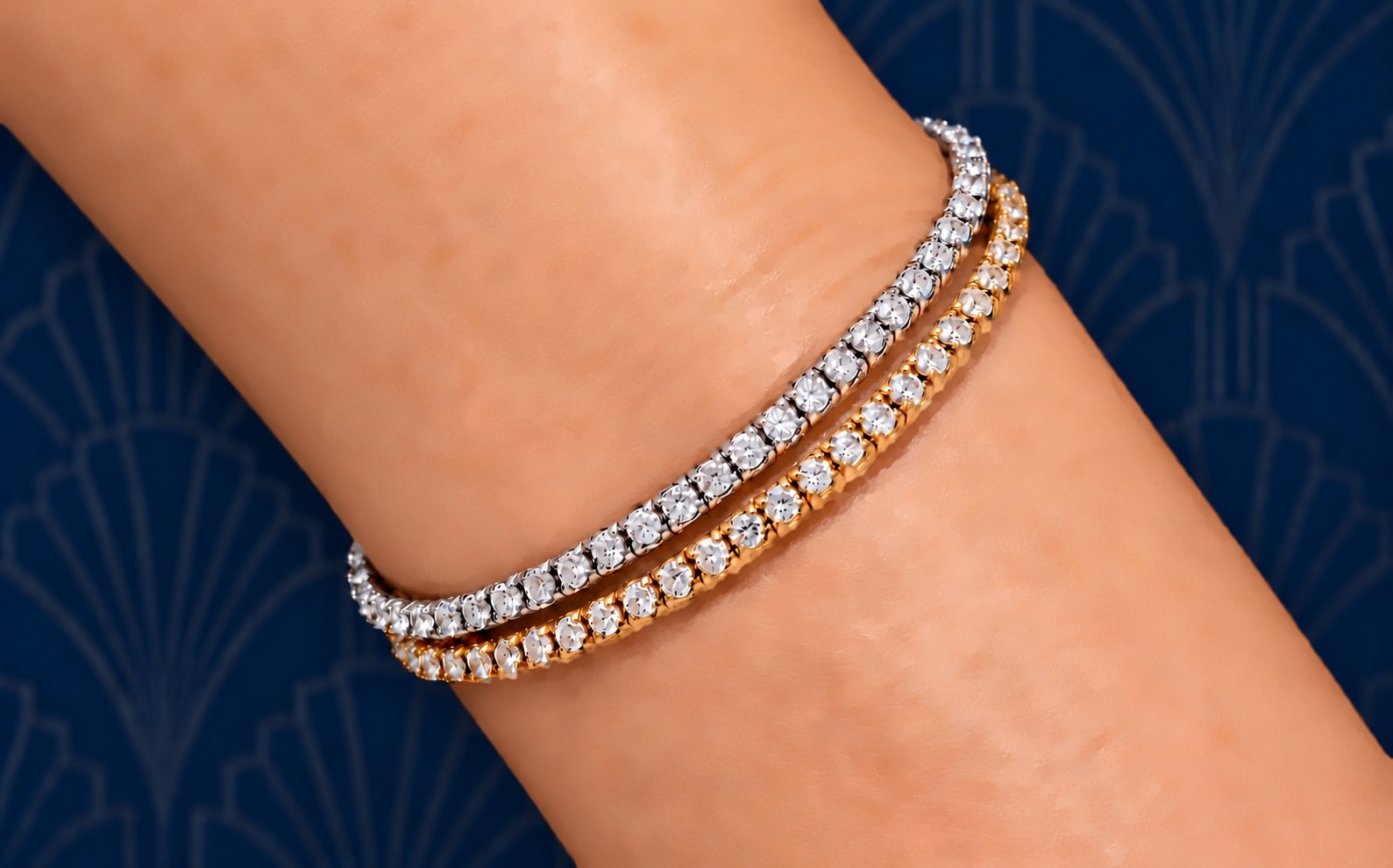 Zwei Stretch-Tennisarmbänder am Handgelenk, Weißgold und Roségold