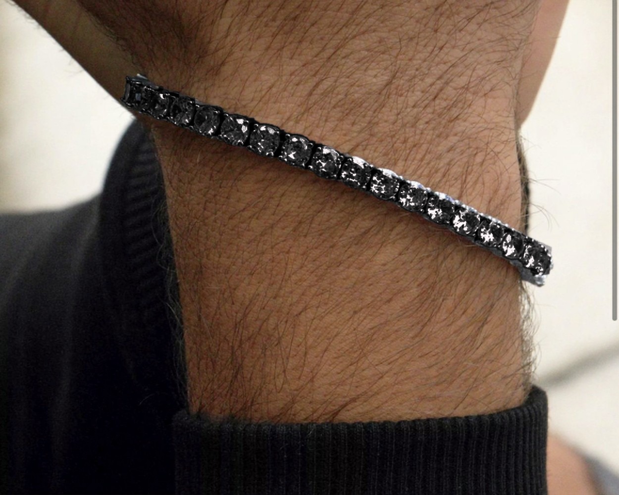 Infini Noir am Handgelenk eines Mannes: schwarze Brillanten in schwarz rhodiniertem Gold