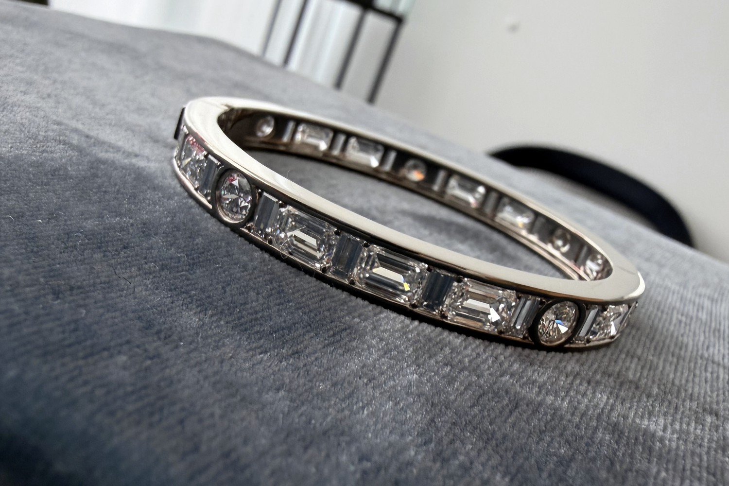 Armreif mit Baguette- und Brillantdiamanten in Weißgold