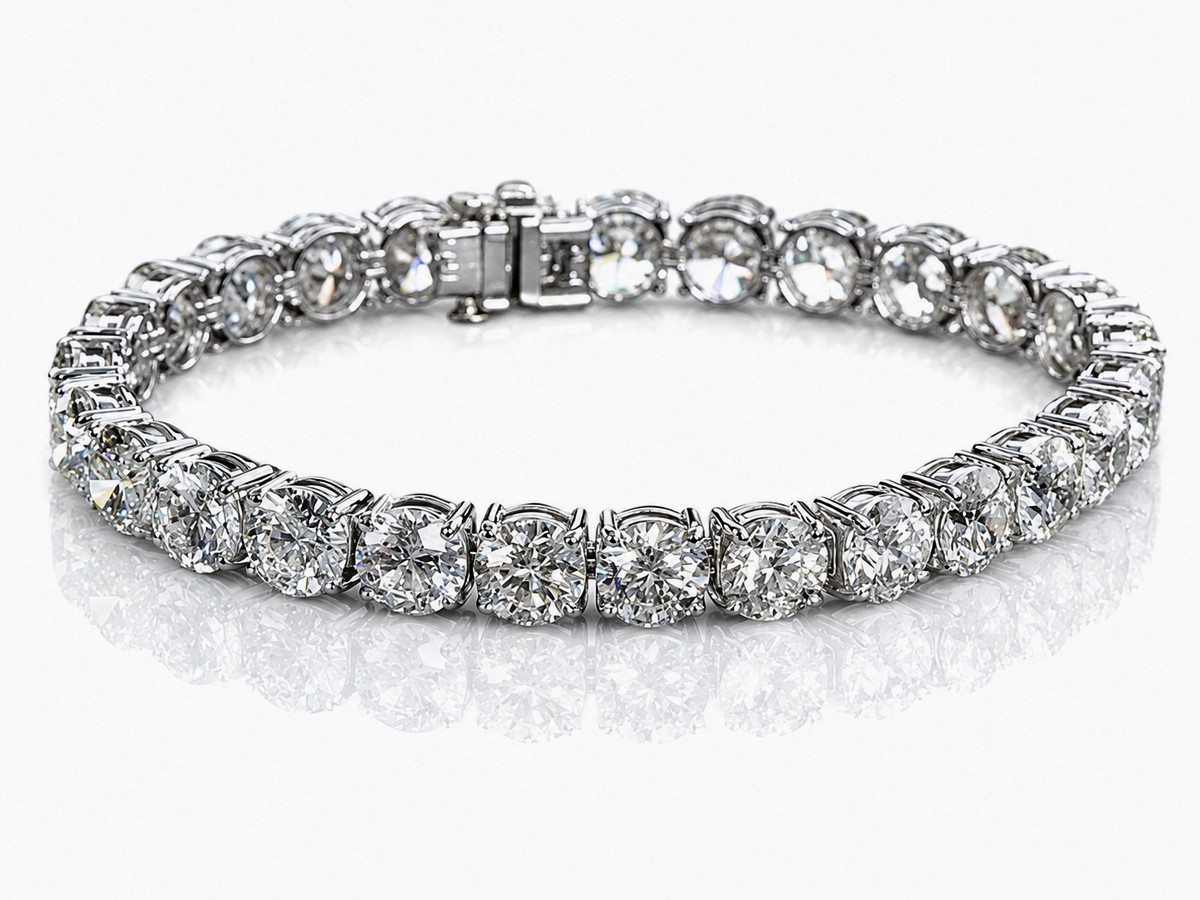 Weißes Tennisarmband mit großen Brillanten in Weißgold, Studioaufnahme